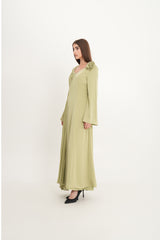 فستان بكسرات غير متماثلة وتطريز كريستالي مع وردة على الكتف