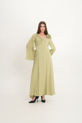 فستان بكسرات غير متماثلة وتطريز كريستالي مع وردة على الكتف