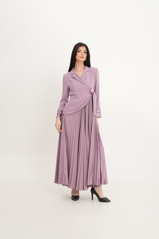 فستان بلايزر بتصميم لف وأكمام مطرزة وتنورة بليسيه