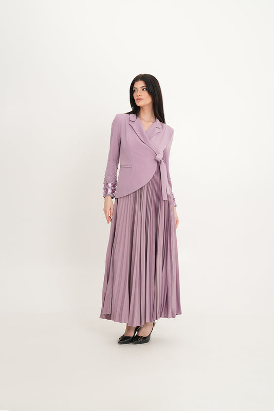 فستان بلايزر بتصميم لف وأكمام مطرزة وتنورة بليسيه