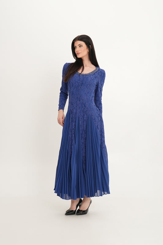 فستان دانتيل أنيق مع تنورة شيفون مطوية وتطريز كريستالي عند الرقبة