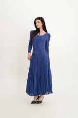 فستان دانتيل أنيق مع تنورة شيفون مطوية وتطريز كريستالي عند الرقبة