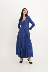 فستان دانتيل أنيق مع تنورة شيفون مطوية وتطريز كريستالي عند الرقبة