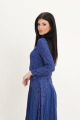 فستان دانتيل أنيق مع تنورة شيفون مطوية وتطريز كريستالي عند الرقبة