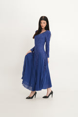 فستان دانتيل أنيق مع تنورة شيفون مطوية وتطريز كريستالي عند الرقبة