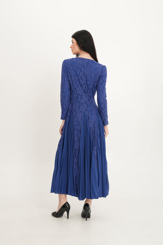 فستان دانتيل أنيق مع تنورة شيفون مطوية وتطريز كريستالي عند الرقبة