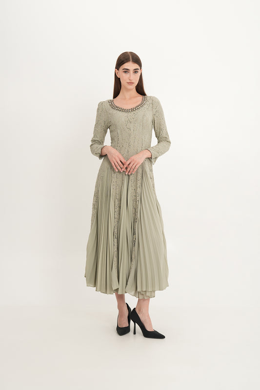 فستان دانتيل أنيق مع تنورة شيفون مطوية وتطريز كريستالي عند الرقبة