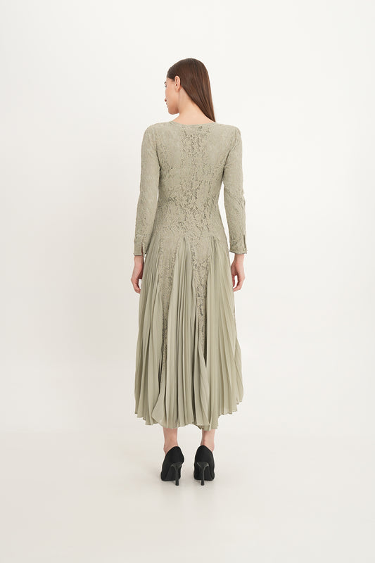 فستان دانتيل أنيق مع تنورة شيفون مطوية وتطريز كريستالي عند الرقبة