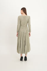 فستان دانتيل أنيق مع تنورة شيفون مطوية وتطريز كريستالي عند الرقبة