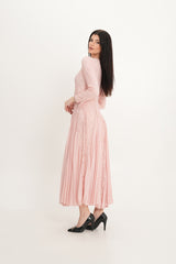 فستان دانتيل أنيق مع تنورة شيفون مطوية وتطريز كريستالي عند الرقبة