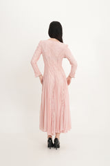 فستان دانتيل أنيق مع تنورة شيفون مطوية وتطريز كريستالي عند الرقبة