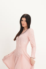 فستان دانتيل أنيق مع تنورة شيفون مطوية وتطريز كريستالي عند الرقبة