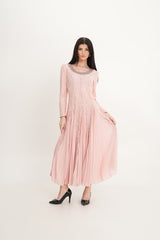 فستان دانتيل أنيق مع تنورة شيفون مطوية وتطريز كريستالي عند الرقبة