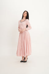 فستان دانتيل أنيق مع تنورة شيفون مطوية وتطريز كريستالي عند الرقبة