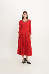 فستان دانتيل أنيق مع تنورة شيفون مطوية وتطريز كريستالي عند الرقبة