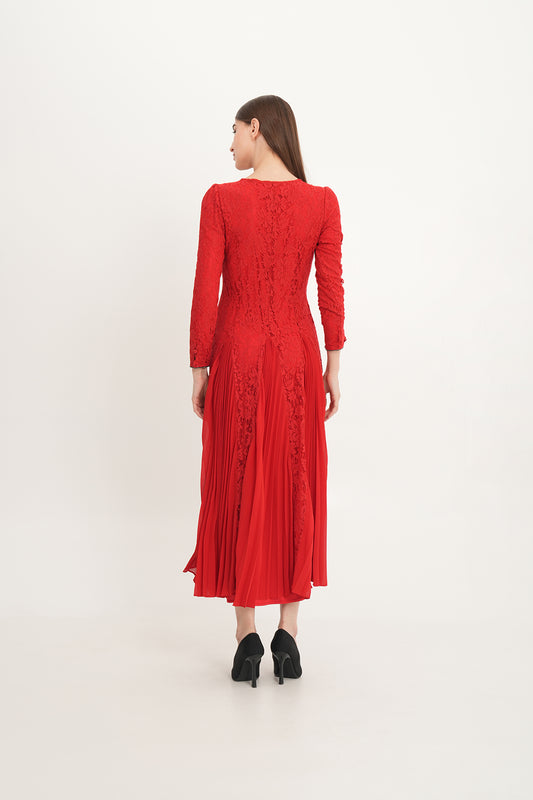 فستان دانتيل أنيق مع تنورة شيفون مطوية وتطريز كريستالي عند الرقبة