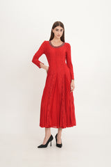 فستان دانتيل أنيق مع تنورة شيفون مطوية وتطريز كريستالي عند الرقبة