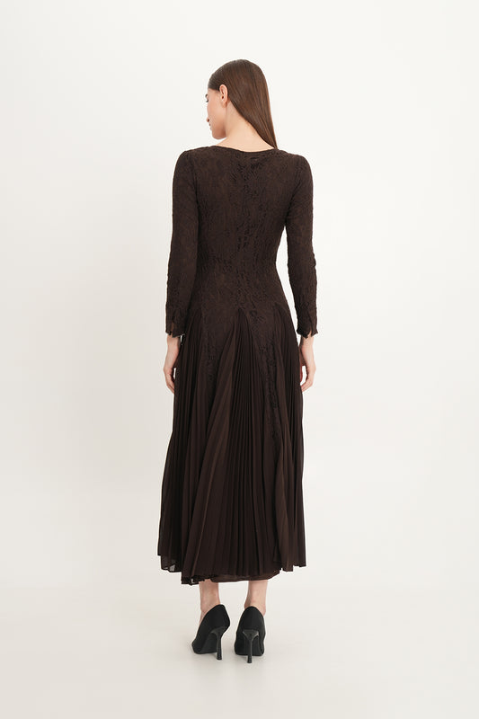 فستان دانتيل أنيق مع تنورة شيفون مطوية وتطريز كريستالي عند الرقبة