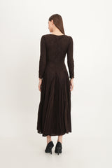 فستان دانتيل أنيق مع تنورة شيفون مطوية وتطريز كريستالي عند الرقبة