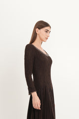 فستان دانتيل أنيق مع تنورة شيفون مطوية وتطريز كريستالي عند الرقبة