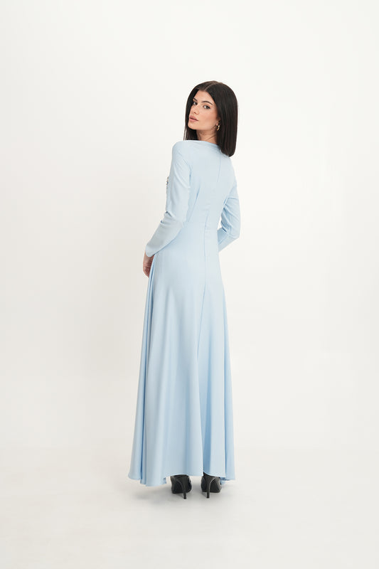 فستان ماكسي بفتحة غير متماثلة وتفاصيل خرز