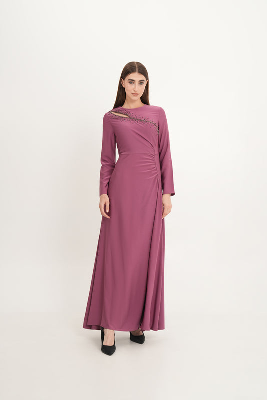 فستان ماكسي بفتحة غير متماثلة وتفاصيل خرز