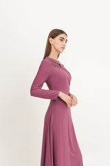 فستان ماكسي بفتحة غير متماثلة وتفاصيل خرز