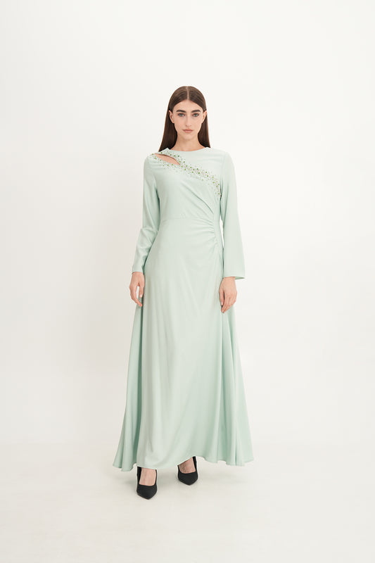 فستان ماكسي بفتحة غير متماثلة وتفاصيل خرز