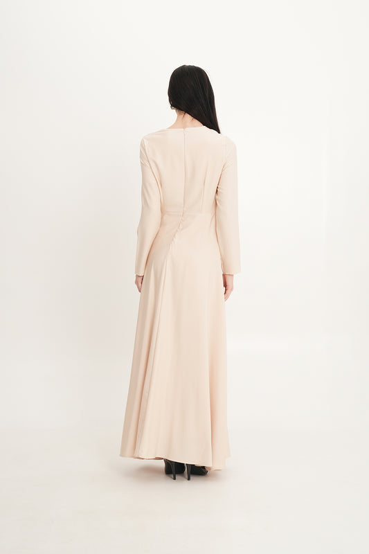 فستان ماكسي بفتحة غير متماثلة وتفاصيل خرز