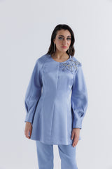 بلوزة ساتان بتطريز زهور على الكتف