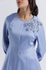 بلوزة ساتان بتطريز زهور على الكتف