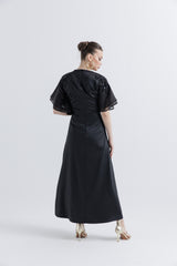 فستان ماكسي بأكمام فلوتر مزينة