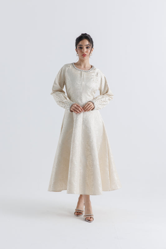 فستان بروكاد واسع بتصميم أنيق ومزين بالفصوص