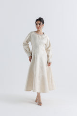 فستان بروكاد واسع بتصميم أنيق ومزين بالفصوص