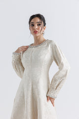 فستان بروكاد واسع بتصميم أنيق ومزين بالفصوص