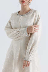 فستان بروكاد واسع بتصميم أنيق ومزين بالفصوص