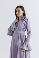 جمبسوت بليسيه من الشيفون والساتان بياقة V وحزام مزين بوردة