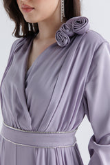 جمبسوت بليسيه من الشيفون والساتان بياقة V وحزام مزين بوردة