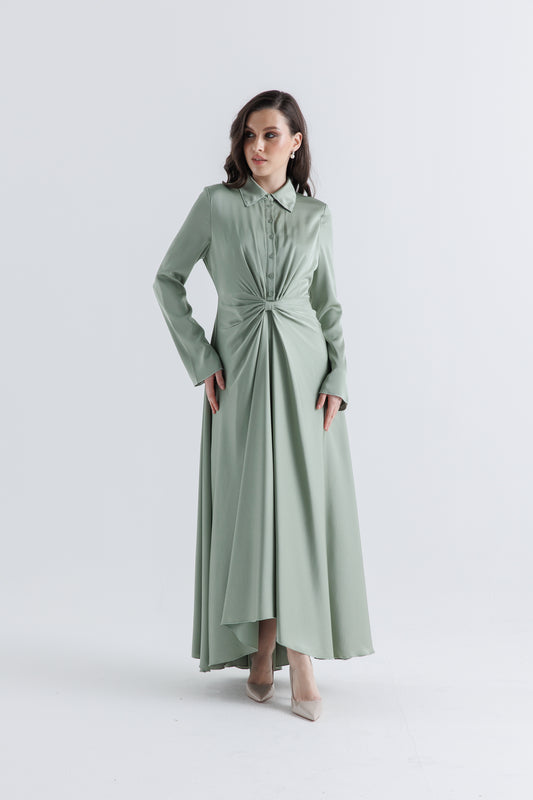 فستان ماكسي بكسرات أمامية وذيل طويل وقصير