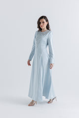 فستان ساتان فاخر مزين بالكريستال اللامع