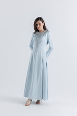 فستان ساتان فاخر مزين بالكريستال اللامع