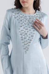 فستان ساتان فاخر مزين بالكريستال اللامع