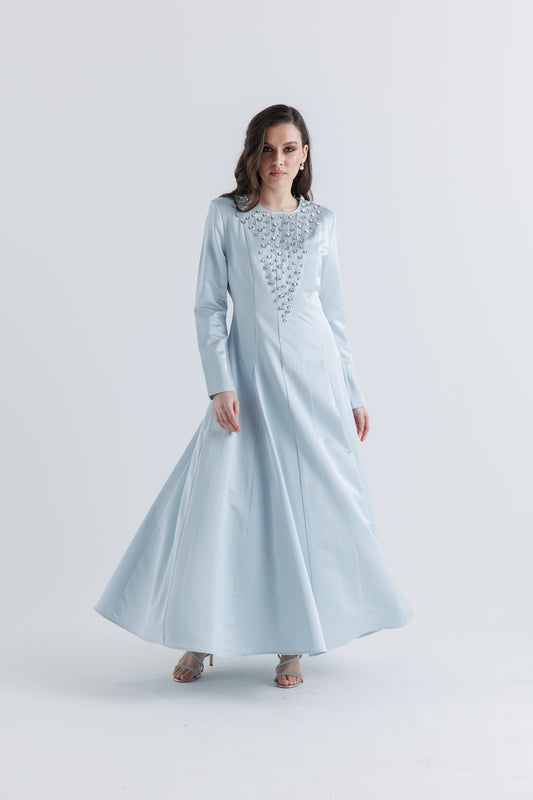 فستان ساتان فاخر مزين بالكريستال اللامع