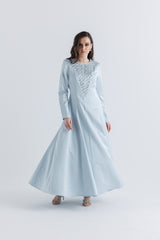 فستان ساتان فاخر مزين بالكريستال اللامع