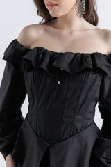 فستان ماكسي بأكتاف مكشوفة وتصميم كورسيه مع كشكش