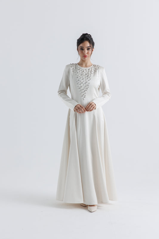 فستان ساتان فاخر مزين بالكريستال اللامع