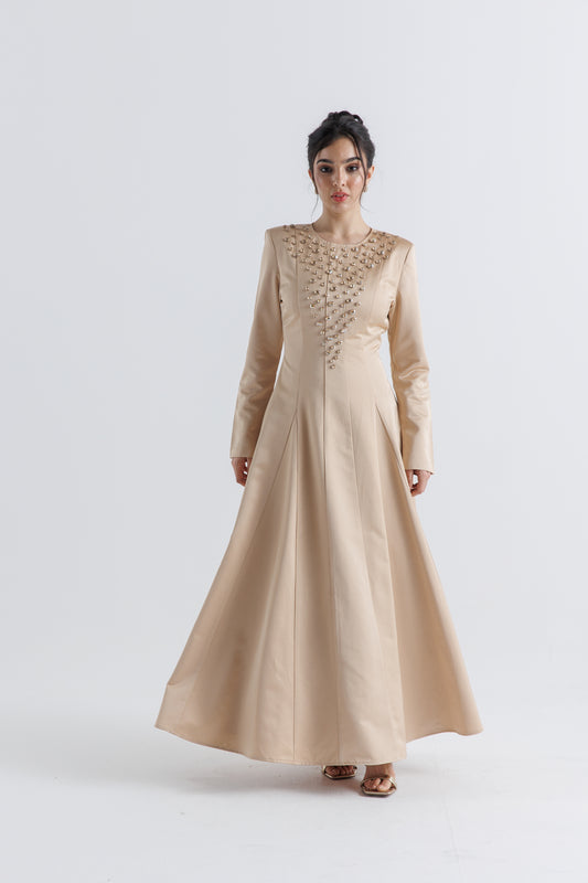 فستان ساتان فاخر مزين بالكريستال اللامع