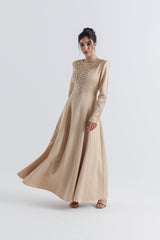 فستان ساتان فاخر مزين بالكريستال اللامع