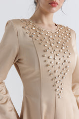 فستان ساتان فاخر مزين بالكريستال اللامع