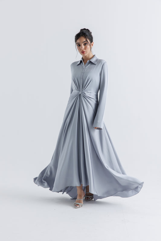 فستان ماكسي بكسرات أمامية وذيل طويل وقصير